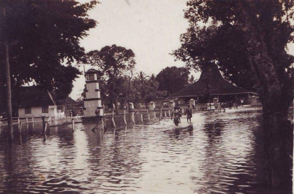 Banjir di depan Pendopo Tulungagung pada tahun 1950an, IDN Times/ Dok Agus Ali Imron