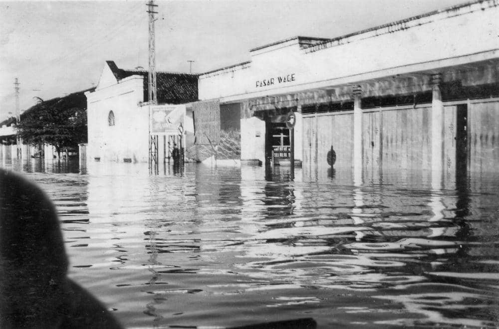 Banjir di Pasar Wage Tulungagung pada tahun 1955, IDN Times/ Dok Agus Ali Imron