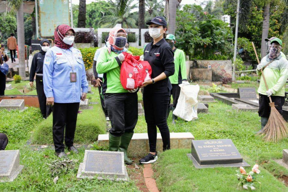 Kemensos salurkan bansos pada petugas pemakaman DKI Jakarta (Dok. Kemensos)