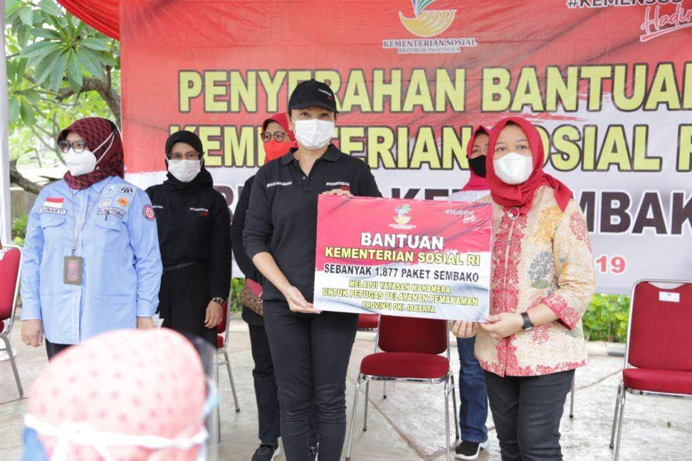 Kemensos salurkan bansos pada petugas pemakaman DKI Jakarta (Dok. Kemensos)