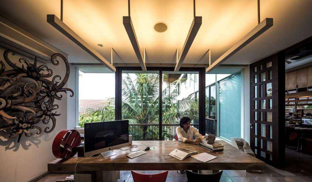 Home office modern di Home Sweet Office karya Han Awal & Partners. // via Arsitag.com