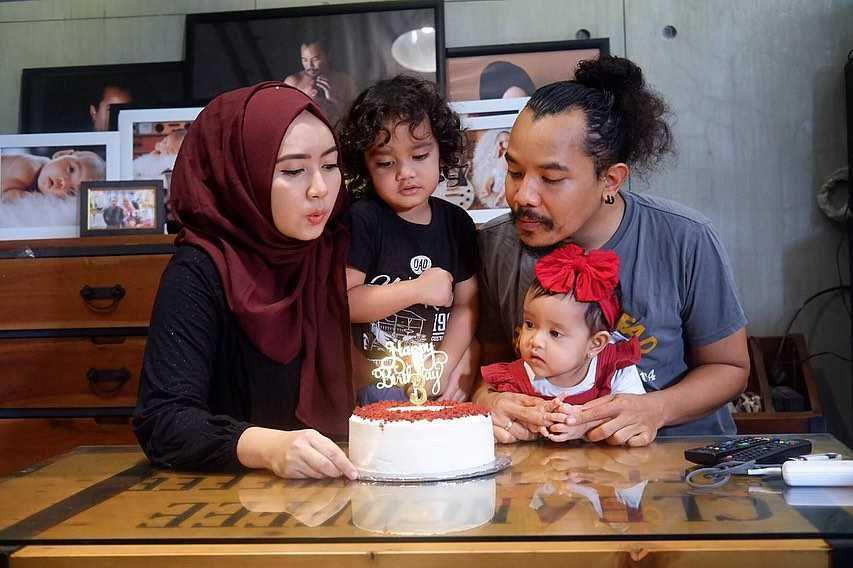 Garang di Panggung, 10 Potret Cella Kotak yang Family Man