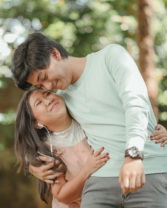 10 Potret Kiky Saputri Pamer Dicium Sejumlah Artis Hits, Bikin Iri!