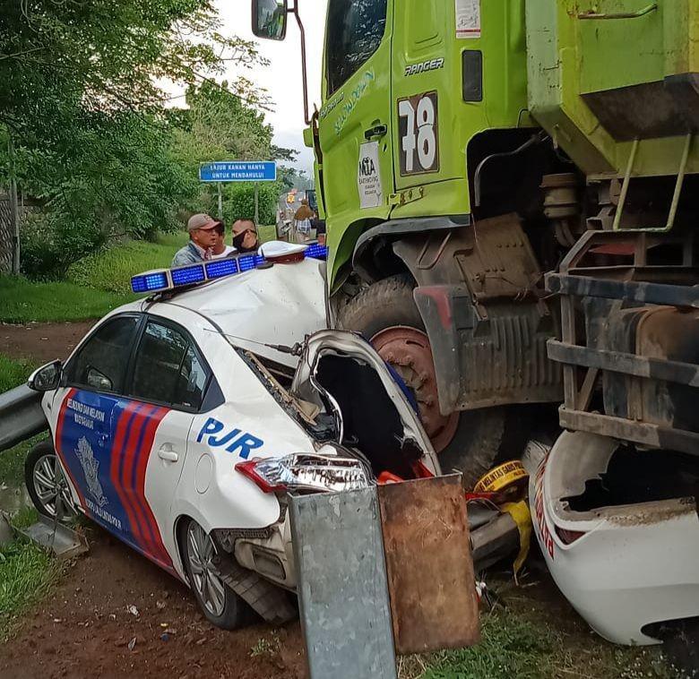 Mobil PJR di Tol Tangerang-Merak Ringsek Ditabrak Truk