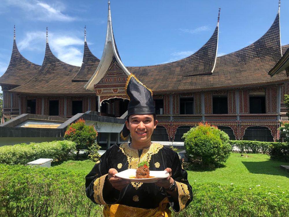 10 Potret Kece Anwar dengan Pakaian Khas Daerah, Gagah bak Pangeran!