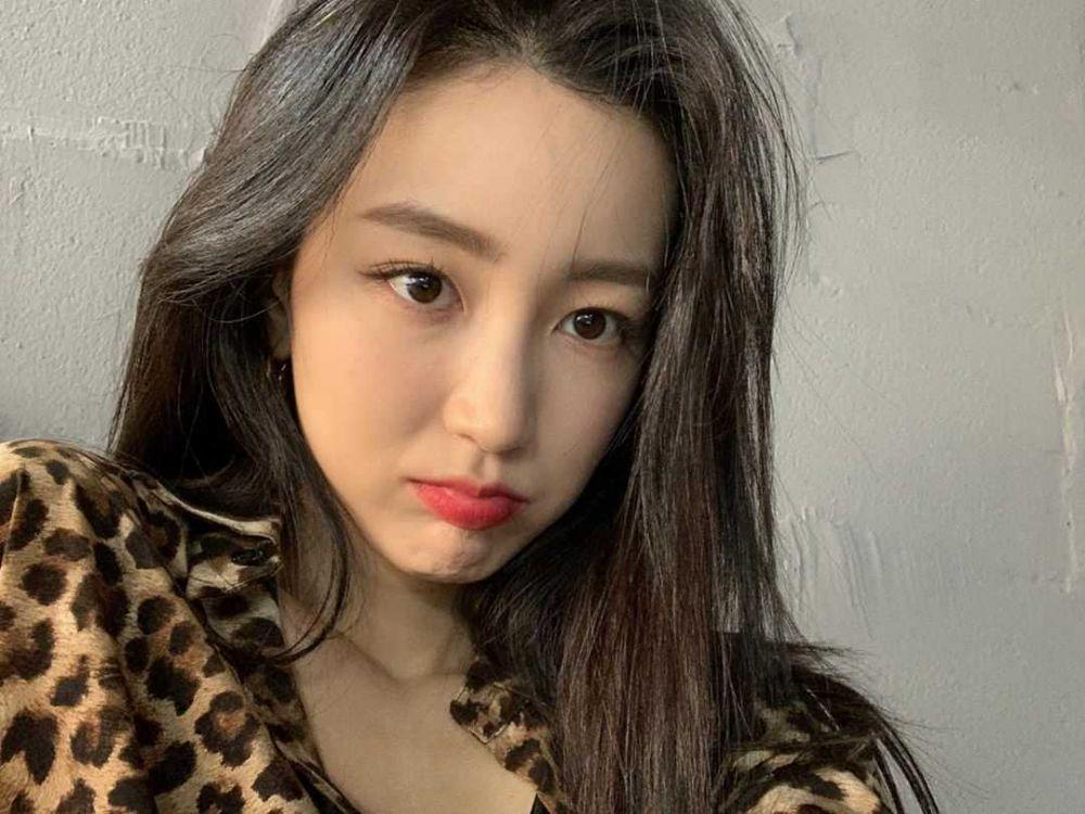 10 Potret Menawan Hana GUGUDAN, Si Leader yang Pegang 4 Posisi Penting