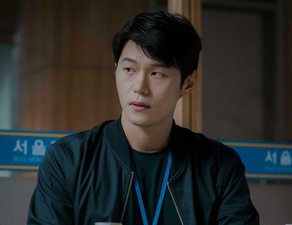 10 Potret Lee Hak Joo, Detektif Super Kepo di KDrama 'Private Lives'