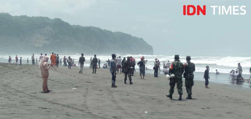 Tim gabungan memberikan himbauan kepada wisatawan untuk menerapkan protokol kesehatan. IDN Times/Daruwaskita