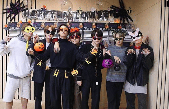 10 Momen Keseruan BTS Rayakan Holloween, Background Curi Perhatian!