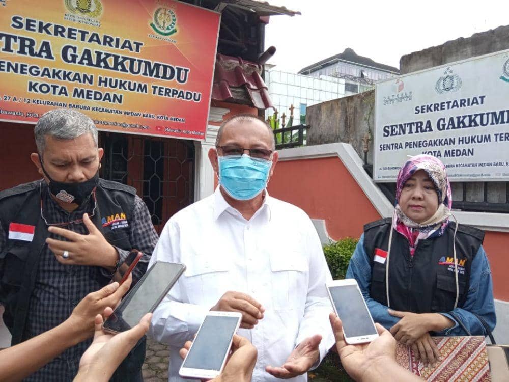 Akhyar usai memenuhi panggilan Bawaslu Kota Medan. (IDN Times/Prayugo Utomo)