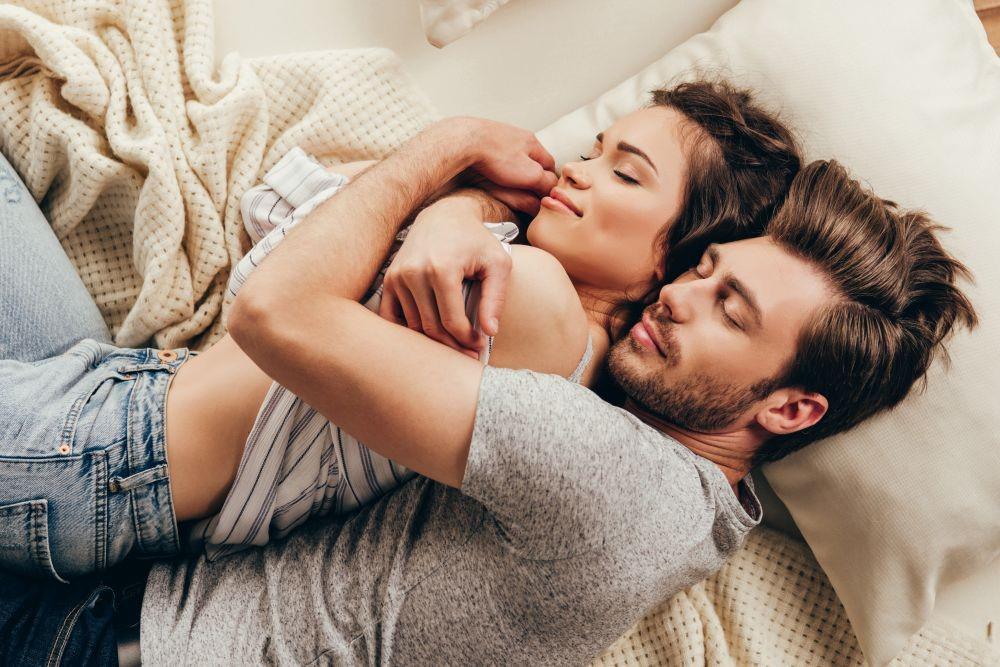 8 Manfaat Cuddling dengan Pasangan, Gak Hanya Bikin Nyaman!