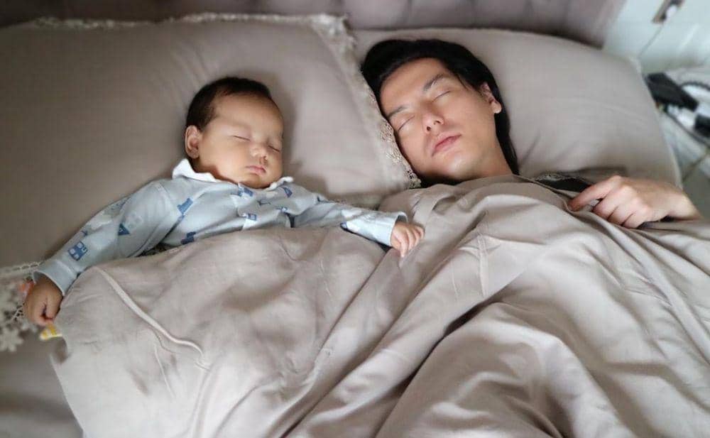 10 Momen Manis para Seleb saat Tidur dengan Bayi Mereka