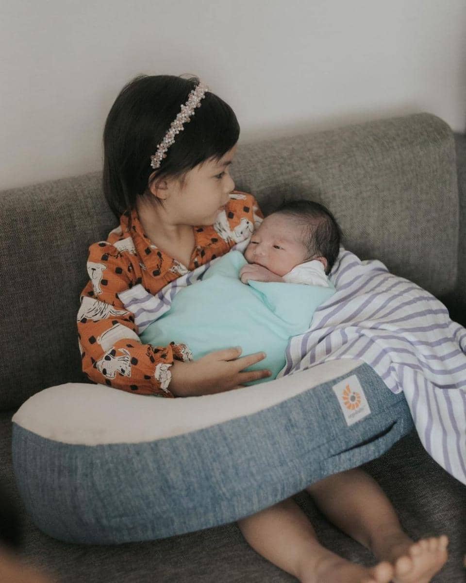 10 Momen Gemas Nastusha Momong Adiknya yang Baru Lahir, Gendong Terus!