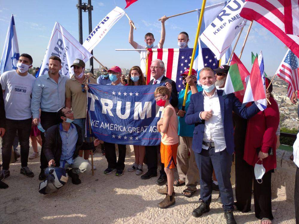 Masyarakat Israel pendukung Donald Trump sedang berkumpul di tepian jalan raya penghubung antara Yerusalem-Tel Aviv, pada 27 Oktober 2020
