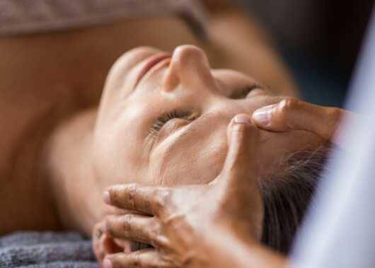Perempuan sedang menikmati pjatan kepala (bbtmassage.com)
