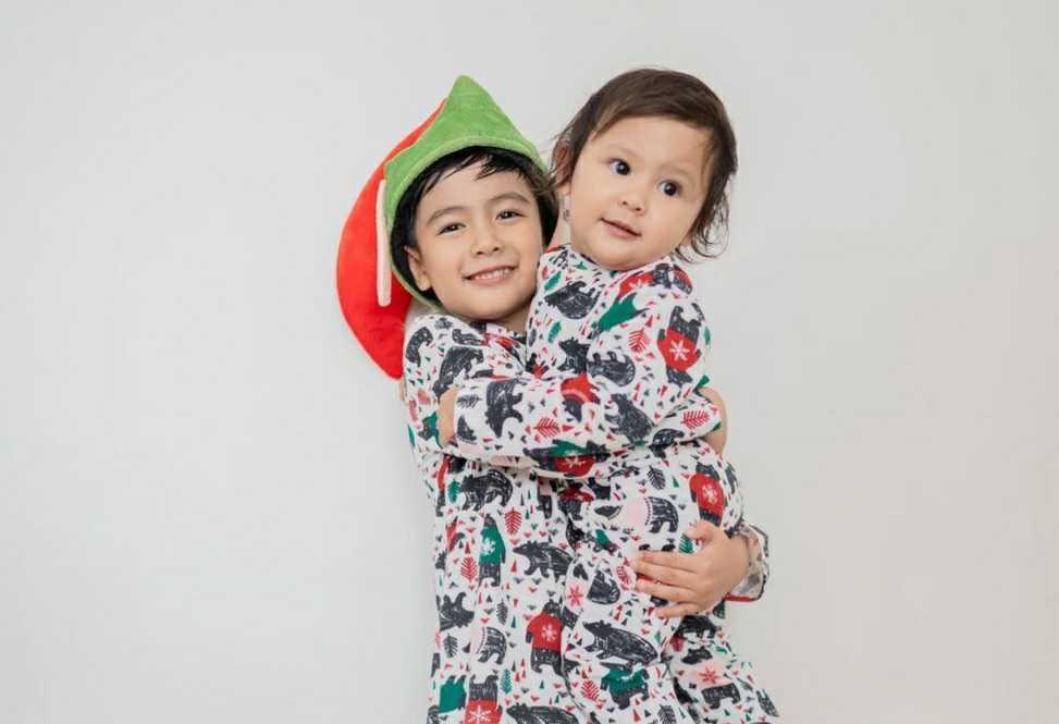 10 Potret Hangat Kedua Buah Hati Sharena Delon, Sibling Goals!