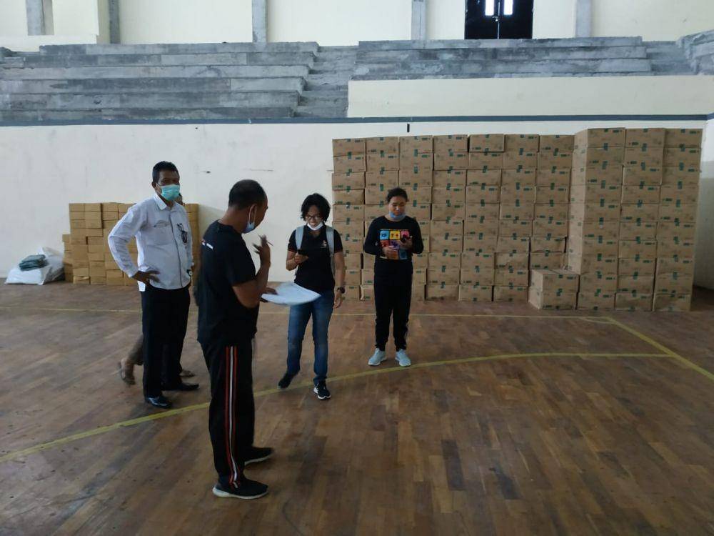 Penerimaan logistik Pilkada 2020 berupa kotak suara oleh KPU Tabanan. (Dok.IDN Times/KPU Tabanan)