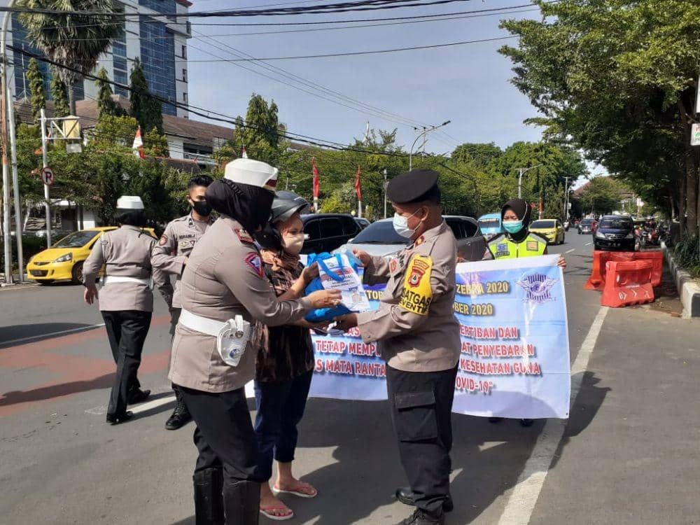 Operasi Zebra, Polisi di Makassar Bagi-bagi Sembako