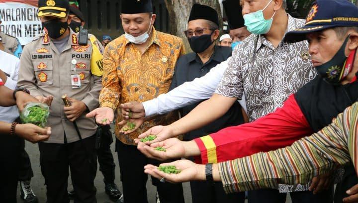 Protes Pernyataan Presiden Prancis, Pedemo di Malang Makan Makaroni