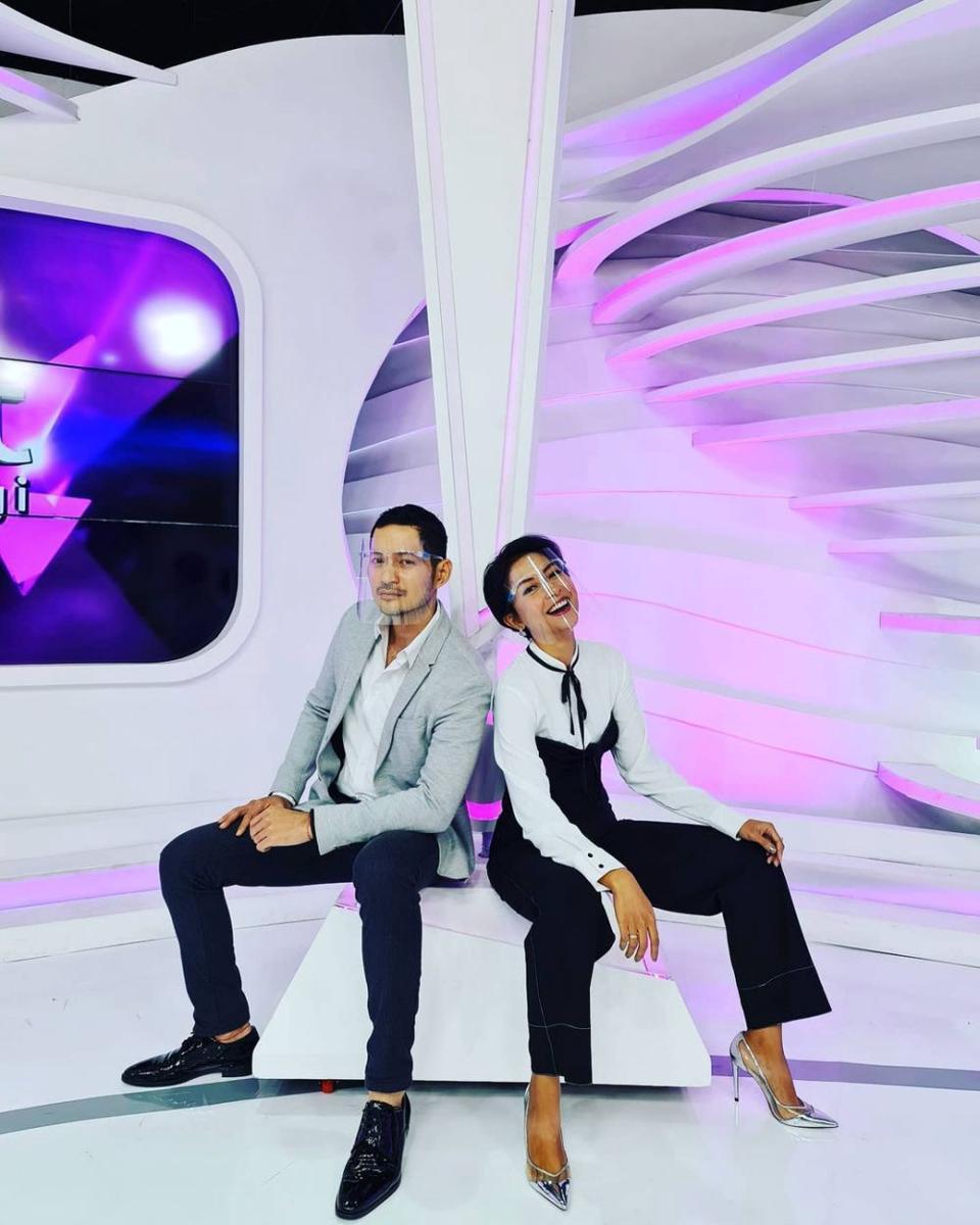 Bintangi 'Ikatan Cinta', 10 Potret Evan Sanders Nge-host Acara Gosip