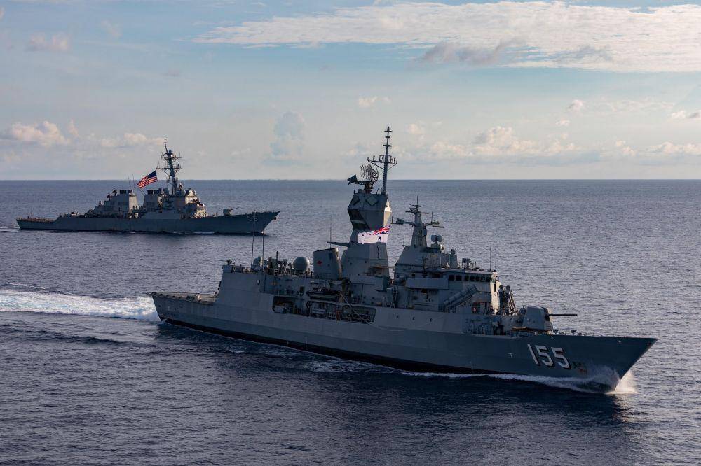 Kapal Frigat AL Australia HMAS Ballarat (depan) sedang berlayar bersama Kapal Penghancur AL AS USS John S McCain (belakang), pada 3 November 2020. (Twitter.com/indiannavy)