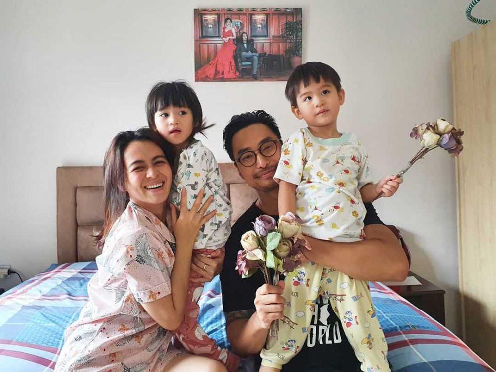 10 Potret Kompak Kedua Anak Tiffany Orie, Akur dan Saling Menyayangi!