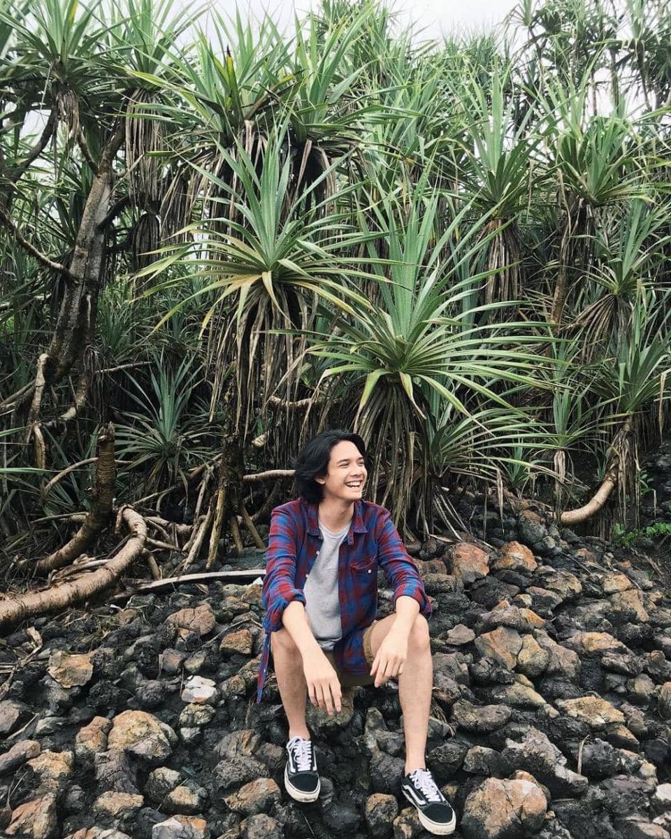 Bikin Kamu Tampak Kece, 10 Ide Mix and Match Kaus ala Baskara Mahendra