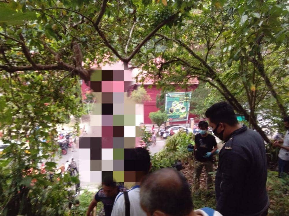 Polisi dan tim medis mengevakuasi korban gantung diri Tana Toraja. IDN Times/Polres Tana Toraja