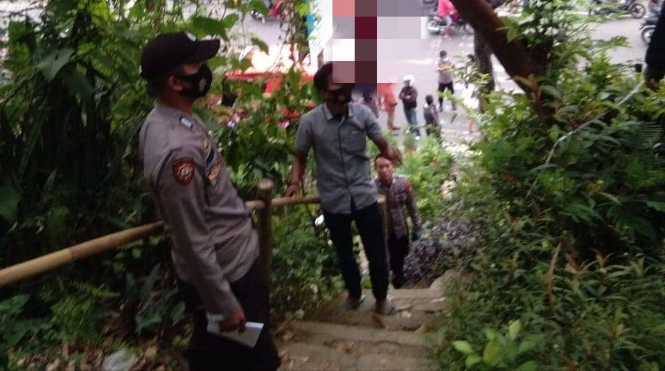 Polisi dan tim medis mengevakuasi korban gantung diri Tana Toraja. IDN Times/Polres Tana Toraja