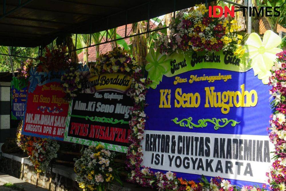 Karangan bunga duka cita atas berpulangnya Ki Seno Nugroho. IDN Times/Daruwaskita