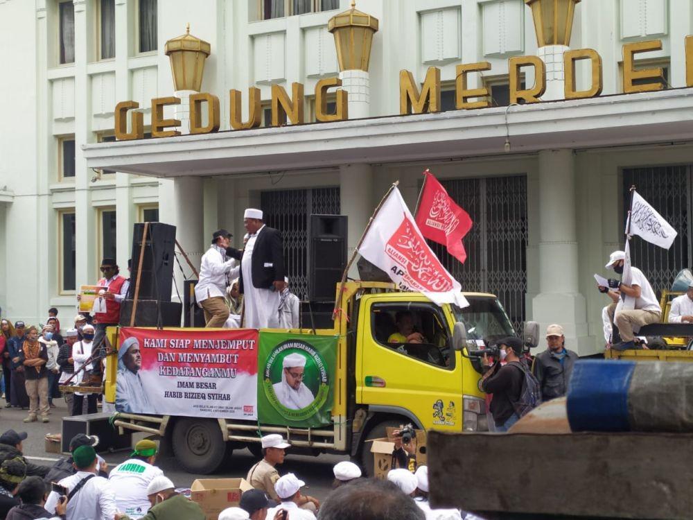 Sambut Kepulangan, Simpatisan Rizieq Shihab Aksi di Gedung KAA Bandung