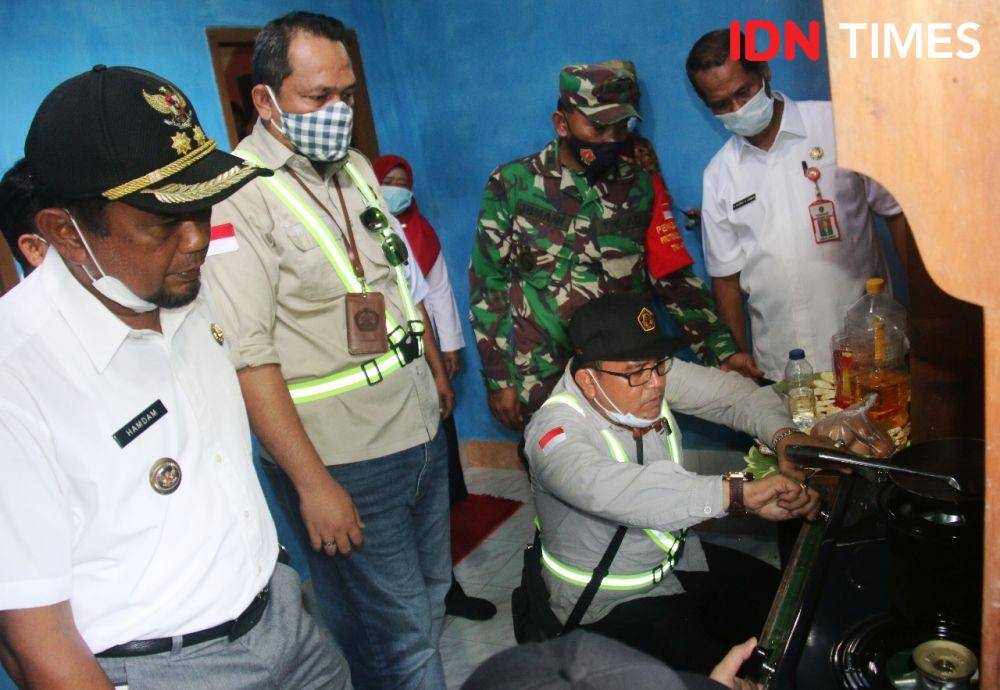 Uji coba Jargas di rumah warga disaksikan Wabup PPU, Hamdam dan pejabat lainnya (IDN Times/Istimewa)