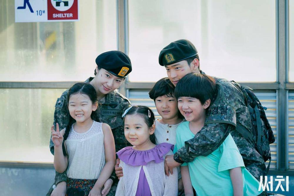 Segera Tamat, 10 Potret Ceria Pemain KDrama 'Search' di Balik Layar