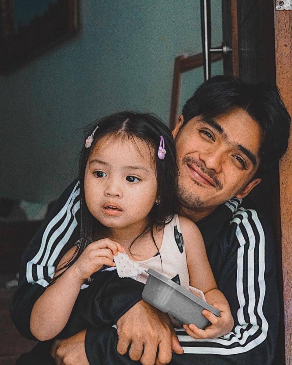 Lengket Banget, Ini 9 Potret Manis Ricky Harun Bersama Putrinya | IDN Times
