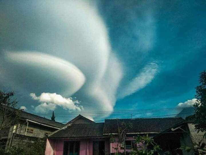 Awan di atas Gunung Merapi dan Merbabu. Twitter / @linawidha