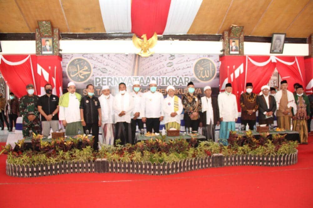 Pengucapan ikrar para pengungsi Syiah kembali ke Ahlussunnah wal Jamaah di Pendopo Kabupaten Sampang, Kamis (5/11/2020). Dok. Humas Kemenag Jatim