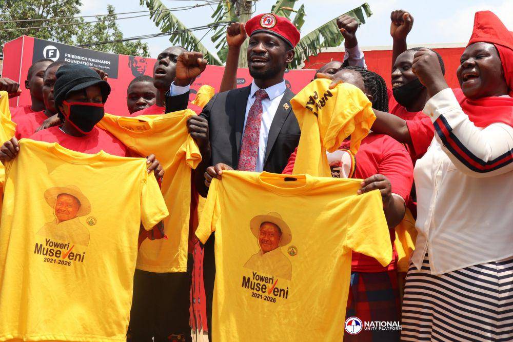 Calon Presiden Bobi WIne saat bertemu dengan pendukungnya. twitter.com/HEBobiwine/