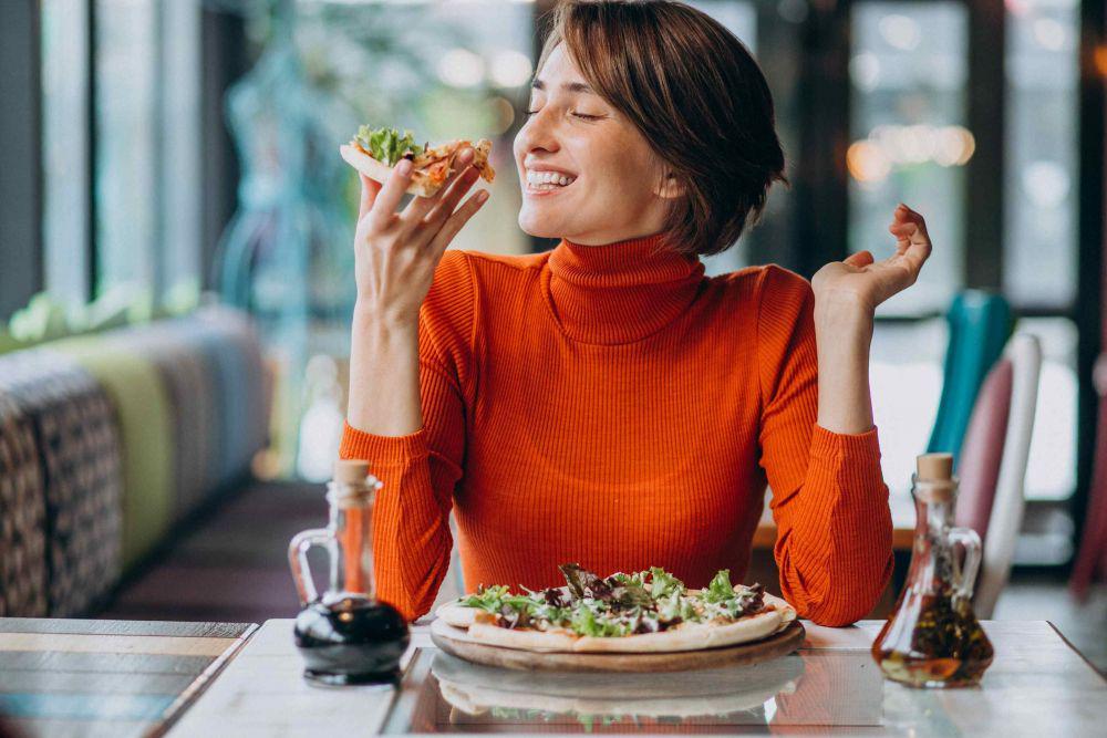 Awas! 5 Masalah Ini Bisa Terjadi Kalau Kamu Makan hingga Kekenyangan