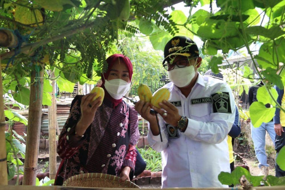 Wali Kota Malang Sutiaji bersama Widayati Sutiaji mengunjungi Kelurahan Purwantoro, Kecamatan Blimbing, Rabu (4/11/2020). Kegiatan dalam rangkaian penilaian Lomba Kampung Bersinar itu dilakukan dengan melaksanakan protokol kesehatan yang ketat, yakni menerapkan 3M. (Dok. Humas Pemkot Malang)