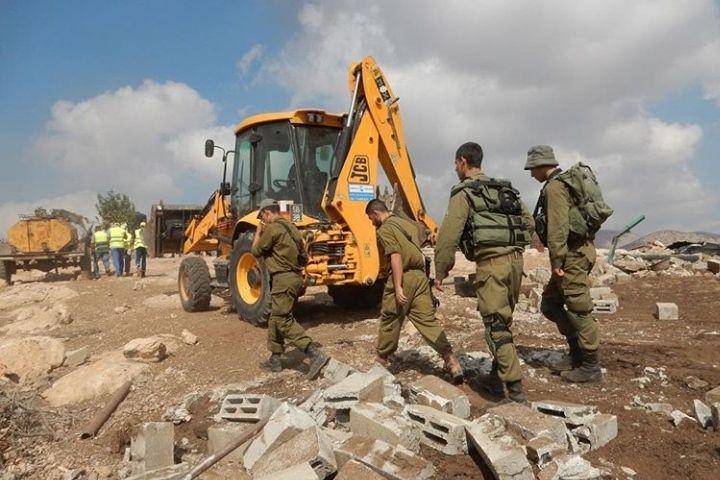 Eskavator selalu ditemani oleh rombongan militer Israel yang mengawal penggusuran. (instagram.com/btselem)