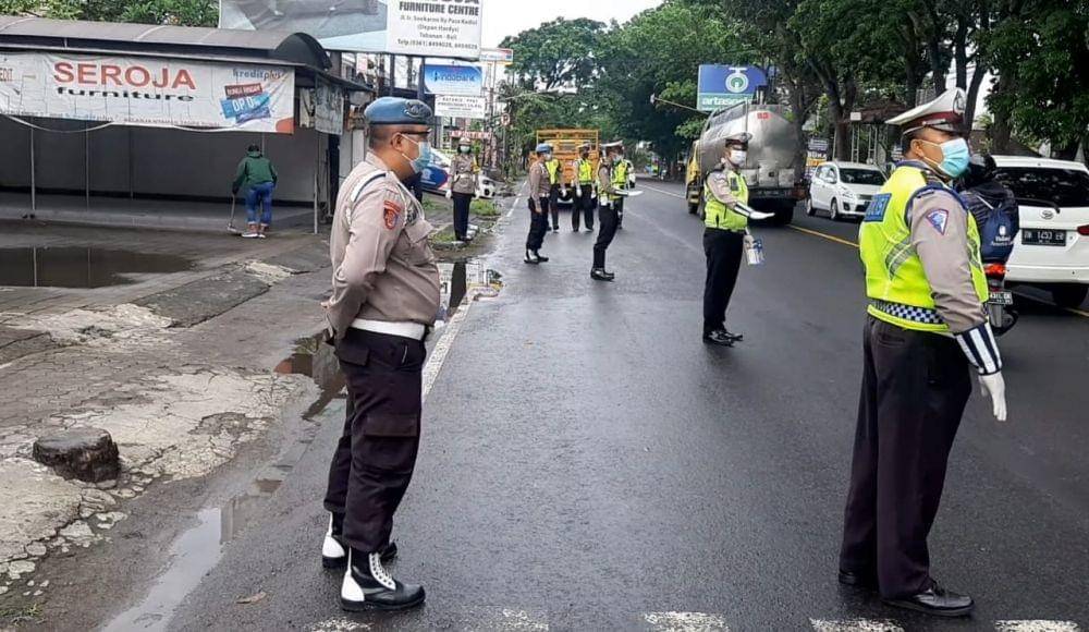 Kegiatan Polres Tabanan di jalur black spot KM17,5-19 (Dok.IDN Times/Polres Tabanan)
