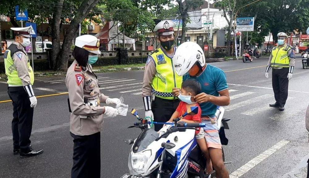 Kegiatan Polres Tabanan di jalur black spot KM17,5-19 (Dok.IDN Times/Polres Tabanan)