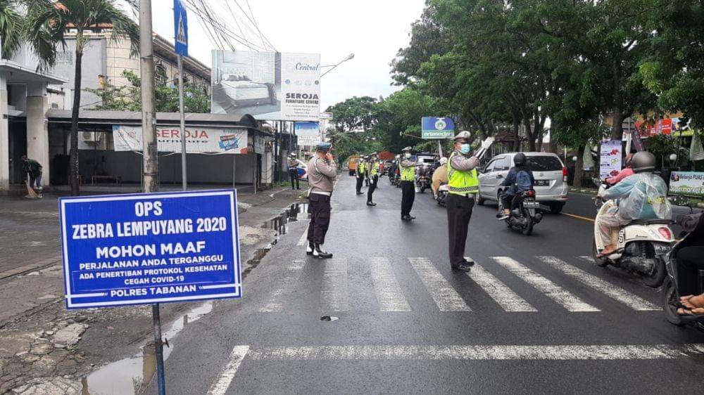 Kegiatan Polres Tabanan di jalur black spot KM17,5-19 (Dok.IDN Times/Polres Tabanan)
