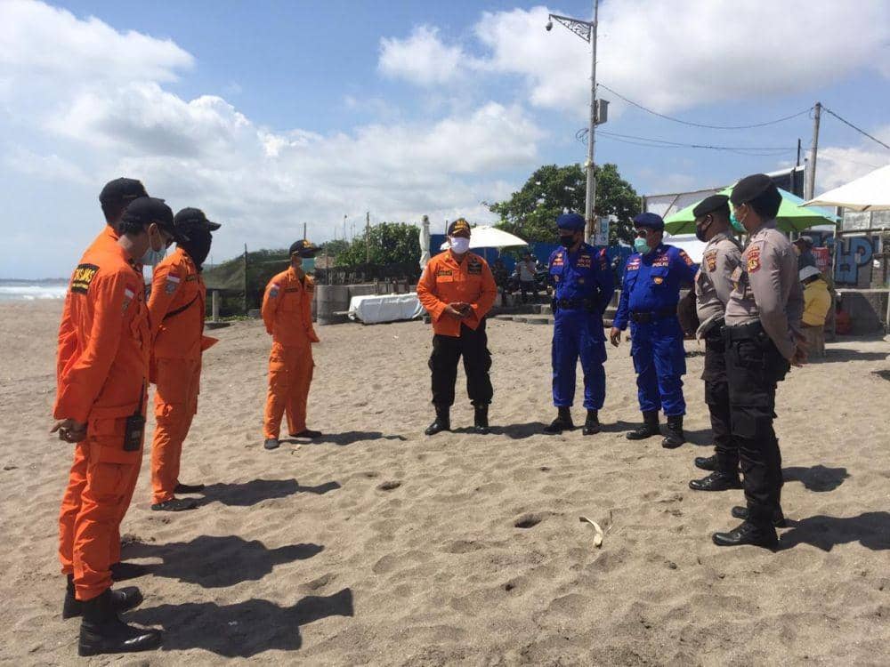 Tim SAR Gabungan melakukan pencarian di Pantai Batu Belig (Dok.IDN Times/Basarnas Bali)