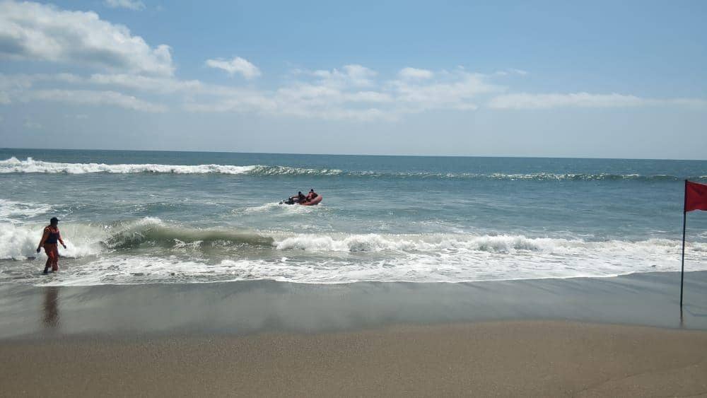Tim SAR Gabungan melakukan pencarian di Pantai Batu Belig (Dok.IDN Times/Basarnas Bali)