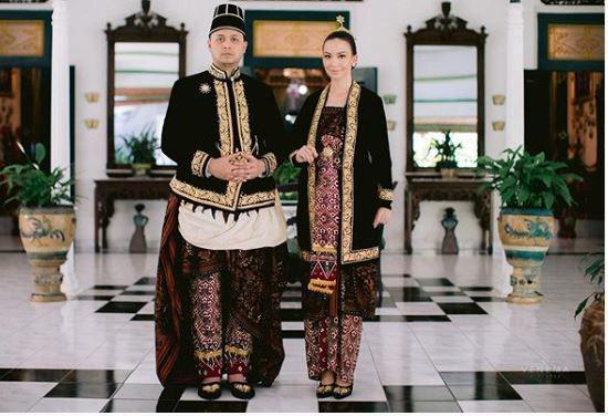 10 Potret Prewedding Karina Nadila dengan Baju Adat, Ayu Banget!
