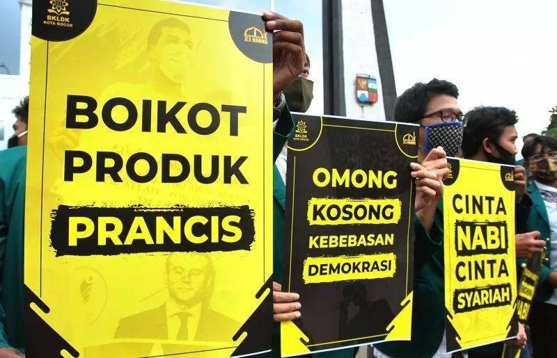 Sejumlah mahasiswa yang tergabung dalam Lembaga Dakwah Kampus (LDK) Stikom El Rahma Bogor melakukan aksi damai mengecam Presiden Prancis Emmanuel Marcon di Tugu Kujang, Kota Bogor, Jawa Barat, Jumat (30/10/2020) (ANTARA FOTO/Arif Firmansyah)