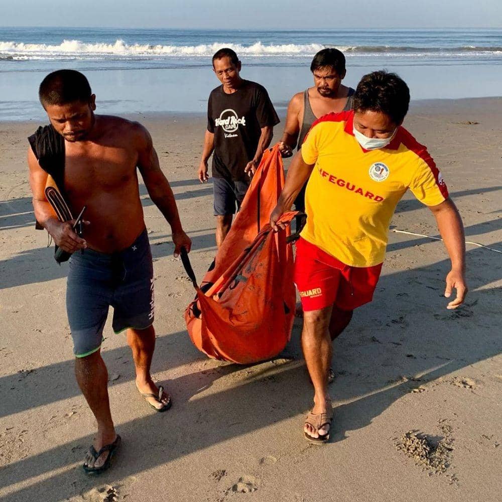 Evakuasi jenazah korban di Pantai Petitenget (Dok.IDN Times/ Balawista Badung)