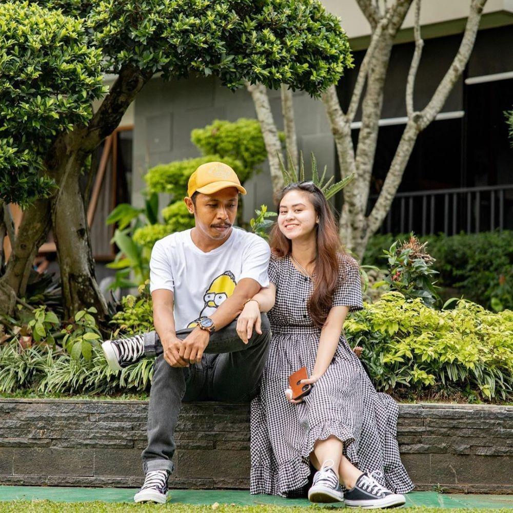 10 Potret Manis Furry Setya 'Mas Pur' dan Istri, Jauh dari Gosip!