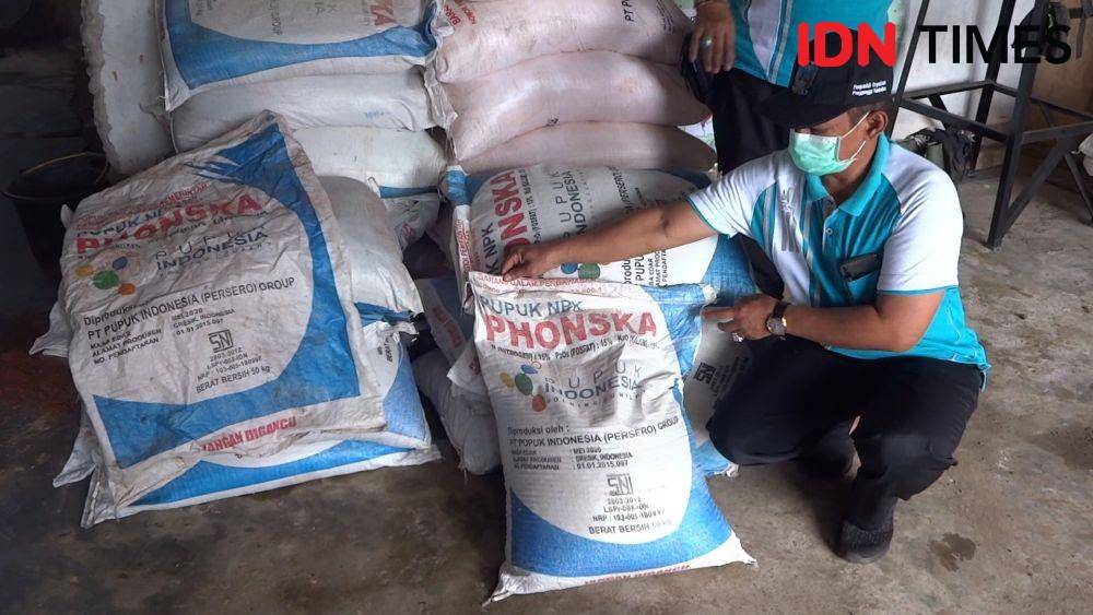 Petugas menunjukkan pupuk NPK bersubsidi yang diduga palsu, IDN Times/ Bramanta Pamungkas